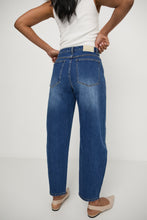 Load image into Gallery viewer, MARLOW THE CURVE BARREL JEAN TRUE BLUE
