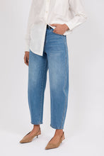Load image into Gallery viewer, MARLOW THE CURVE BARREL JEAN VINTAGE MID WASH
