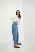 Load image into Gallery viewer, MARLOW THE CURVE BARREL JEAN VINTAGE MID WASH
