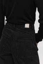 Load image into Gallery viewer, MARLE CURVE SEAM JEAN WASHED BLACK
