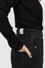 Load image into Gallery viewer, MARLE CURVE SEAM JEAN WASHED BLACK

