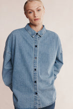 Load image into Gallery viewer, MARLE JORDY SHIRT LIGHT WASH
