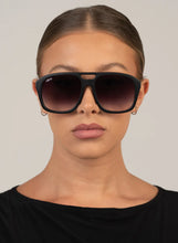 Load image into Gallery viewer, OTRA REINA MATTE BLACK/SMOKE
