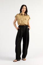 Load image into Gallery viewer, TUESDAY RICKI BARREL LEG PANTS BLACK
