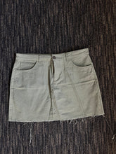 Load image into Gallery viewer, PRE LOVED LEO + BE SKIRT / 12
